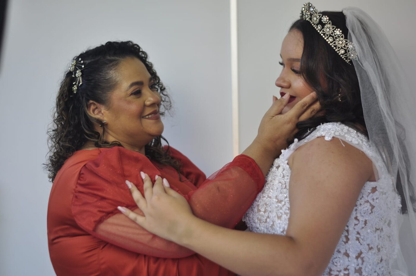 Mãe da noiva e noiva em produção Wedding